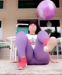 شرموطة مربربة تتحدى محمد صلاح في كرة القدم